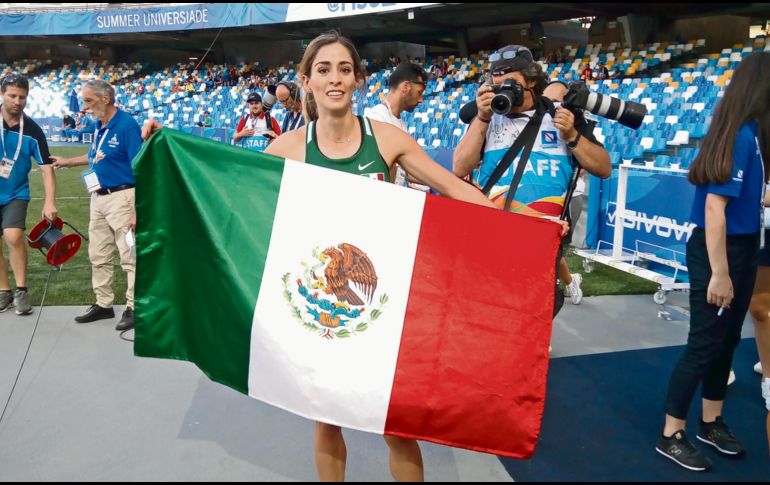 La tapatía Paola Morán realizó una gran carrera para subir a lo más alto del podio en la prueba de los 400 metros planos. TWITTER / @napoli2019