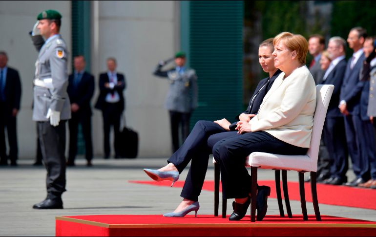 Ayer, Merkel presentó el tercer episodio de temblores en menos de un mes al asistir de pie a ceremonias similares. AFP / T. Schwarz