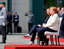 Ayer, Merkel presentó el tercer episodio de temblores en menos de un mes al asistir de pie a ceremonias similares. AFP / T. Schwarz