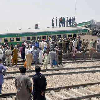 Choque de trenes en Pakistán deja al menos 20 muertos y 80 heridos