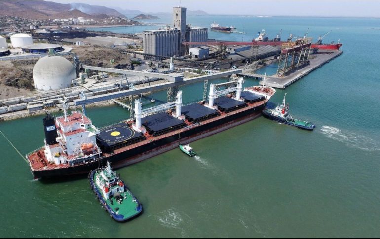 Aspecto del puerto de Guaymas. En 2018, Grupo México movilizó a través de Apiguay 938 mil 410 toneladas de concentrado de cobre y 39 mil 975 de ácido sulfúrico. TWITTER / @APIGUAYMAS