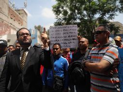 Encabezados por su abogado, Enrique Carpizo Aguilar, los elementos se trasladaron en dos autobuses a la CNDH. EFE/S. Gutiérrez