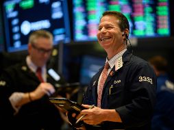 El Dow Jones ganó 227 unidades, 0.8%, y cerró en 27 mil 088 puntos. AFP/ARCHIVO