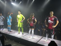 La característica principal de la playera de local, fue que predomina el color rojo y conforme se dirige a las mangas, aparece el negro. EL INFORMADOR / G. Gallo