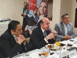 El secretario de Trabajo, Marco Valerio Pérez Gollaz (centro), en reunión con microempresarios de la cadena Enlazadot. EL INFORMADOR/A. Gallegos