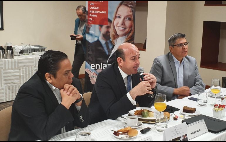 El secretario de Trabajo, Marco Valerio Pérez Gollaz (centro), en reunión con microempresarios de la cadena Enlazadot. EL INFORMADOR/A. Gallegos