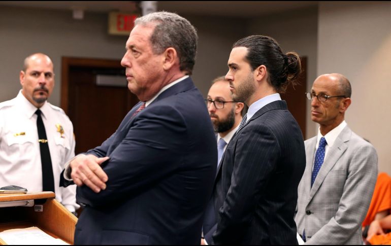 El juez que lleva el caso del actor (cuarto de izquierda a derecha en la imagen) citó a los abogados defensores el 22 de agosto. AP/P. Portal