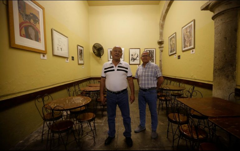 A la izquierda, Rogelio Corona, dueño del lugar; a su lado, Toño Varela, curador de la exposición. EL INFORMADOR/F. Atilano