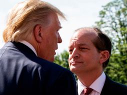 En una comparecencia en la Casa Blanca junto al presidente Trump, Acosta (d) dijo que hacerse a un lado fue la decisión correcta. AFP/A. Pike