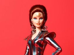 Barbie resalta su excéntrico maquillaje, peinado y cabello de color rojo, características que en 1972 y 1973 de David Bowie. TWITTER / @Barbie