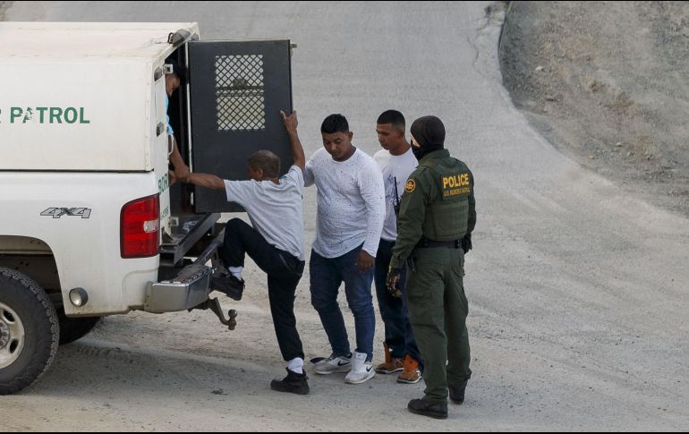 La operación, que comenzaría el domingo, está dirigida a dos mil personas en al menos 10 ciudades y podría incluir ''deportaciones colaterales'', según el diario The New York Times. AP / ARCHIVO