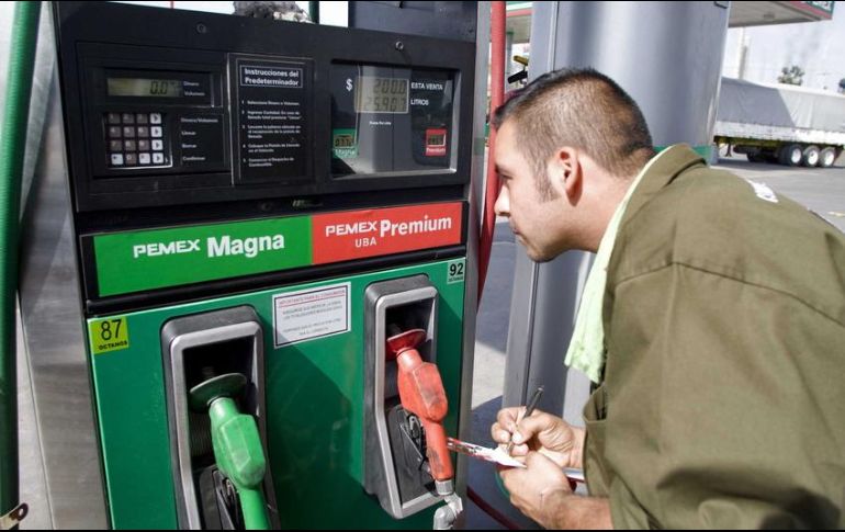 El estímulo también se aplicará para la gasolina de mayor consumo popular, la Magna con una cuota de 29.73%, que sube en beneficio de los automovilistas frente al 25.14% que se estableció para esta semana que termina. EL INFORMADOR / ARCHIVO