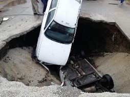 Los conductores de ambos vehículos admitieron ''imprudencia'' al circular por la vialidad, que tenía señalamientos por un hundimiento previo. NTX / J. Lira