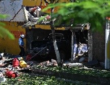La explosión destruyó paredes en el local del negocio, y la fuerza de la onda expansiva causó daños a otras casas vecinas y a varios vehículos. AFP/. Recinos