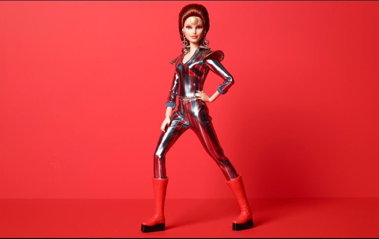 Barbie resalta su excéntrico maquillaje, peinado y cabello de color rojo, características que en 1972 y 1973 de David Bowie. AFP/MATTEL