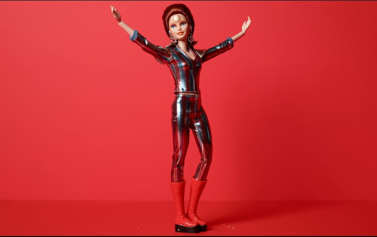 Barbie resalta su excéntrico maquillaje, peinado y cabello de color rojo, características que en 1972 y 1973 de David Bowie. AFP/MATTEL