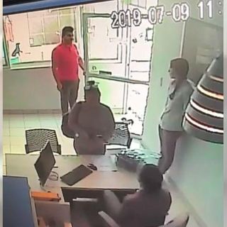 Polemizan por muerte de perro en escuela; dueño agrede a veterinaria