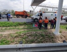 El torton impacta a un auto que era tripulado por una persona y una camioneta en la que viajaba una familia. Todos se reportaron sólo con lesiones. ESPECIAL