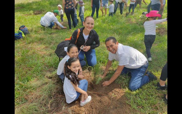 Con la meta de mil árboles en dos hectáreas el gobernador, Enrique Alfaro Ramírez, junto con el titular de la Secretaría de Medio Ambiente y Desarrollo Territorial (Semadet) dieron el banderazo para comenzar. EL INFORMADOR/ Y. Mora