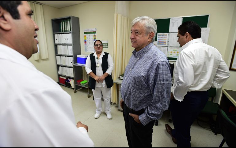 El presidente Andrés Manuel López Obrador platica con personal médico del Hospital Rural de Villamar. NTX/PRESIDENCIA