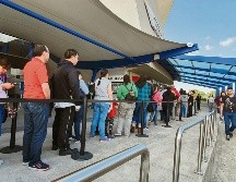 Fila. Desde temprano en las taquillas del Telmex comenzaron a reunirse las personas que querían un boleto para el concierto sinfónico. En la imagen se aprecian algunas personas descansando mientras esperan su turno. EL INFORMADOR / N. Gutiérrez