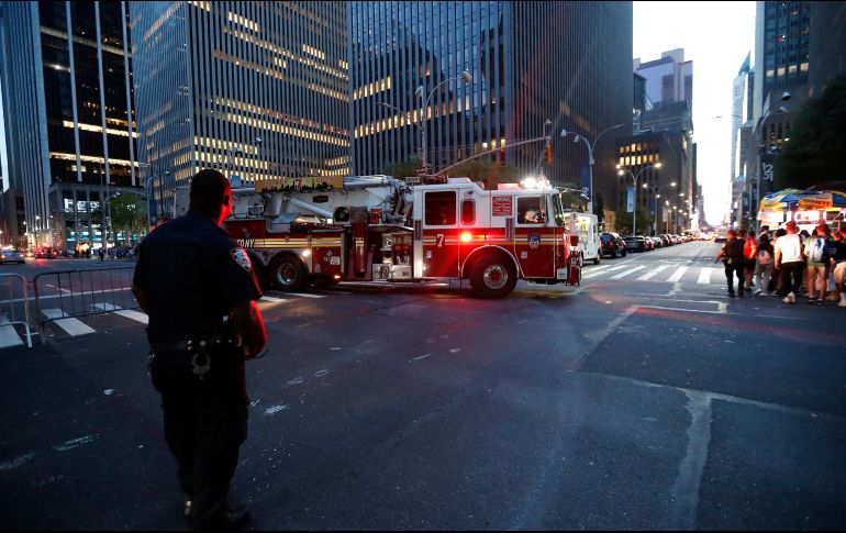 Bomberos realizan labores de apoyo durante un apagón generalizado en el distrito de Manhattan de Nueva York. AP/M. Owens