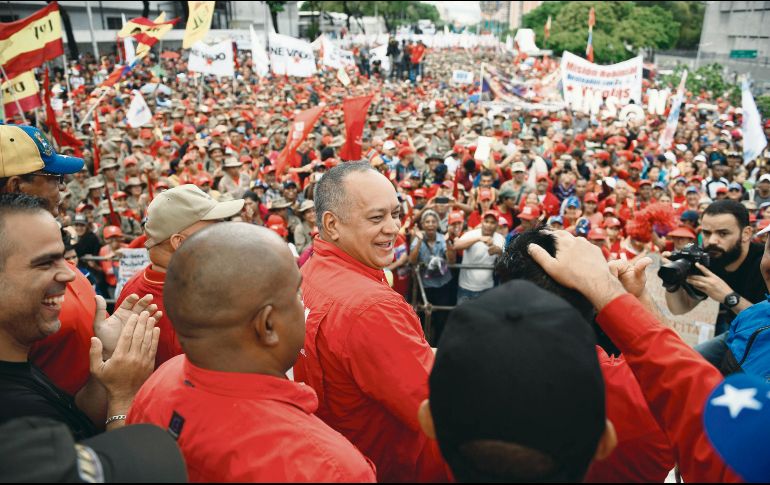 El presidente de la Asamblea Constituyente, Diosdado Cabello (centro), lidera las manifestaciones por el informe de la ONU. AFP