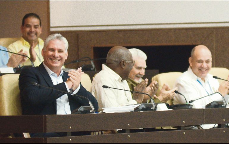 El presidente cubano, Miguel Díaz-Canel Bermúdez (izquierda), en la sesión plenaria del Tercer Período Ordinario en la IX Legislatura del Parlamento cubano. EFE