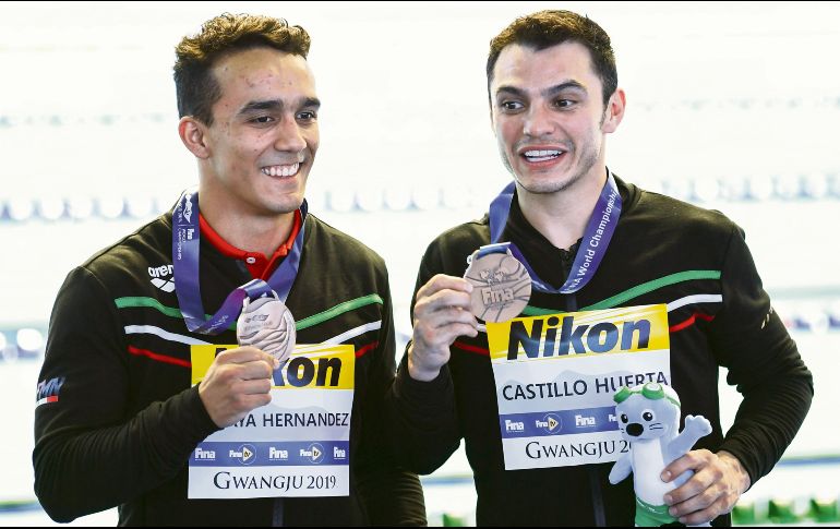 Juan Celaya (izq.) y Yahel Castillo (der.) terminaron en el tercer sitio desde el trampolín de tres metros; México logró otro bronce en plataforma mixta. AFP / M. Vatsyayana