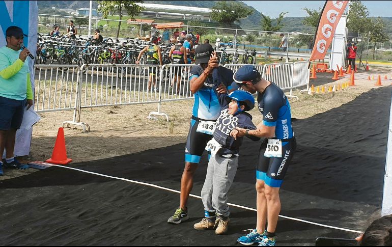 Juan Pablo (centro), un menor de 11 años, cumplió un sueño al terminar el Triatlón OSM de la mano del equipo Tridente. EL INFORMADOR / J. Robles