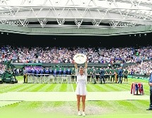 Simona Halep alza su trofeo de campeona tras vencer en la Final a Serena Williams, quien en el papel lucía como favorita. EFE