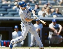Randal Grichuk conecta en el sexto rollo un tablazo productor de dos carreras para darle el triunfo a los Azulejos. AFP