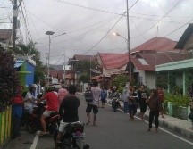 Medios locales detallaron que mucha gente huyó a tierras altas por temor a que surgiera un tsunami.