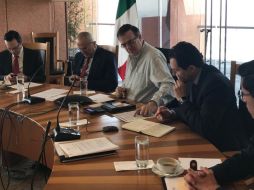 Marcelo Ebrard (c) informó que se instaló en la SRE un centro de operaciones con los 50 consulados a fin de proteger a los connacionales en Estados Unidos. TWITTER@m_ebrard