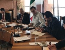 Marcelo Ebrard (c) informó que se instaló en la SRE un centro de operaciones con los 50 consulados a fin de proteger a los connacionales en Estados Unidos. TWITTER@m_ebrard
