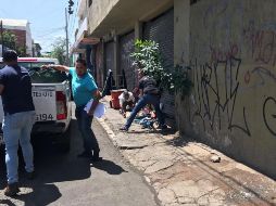 Trabajadores municipales retiran artículos durante un operativo en calles del Centro tapatío. ESPECIAL/Gobierno de Guadalajara