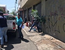 Trabajadores municipales retiran artículos durante un operativo en calles del Centro tapatío. ESPECIAL/Gobierno de Guadalajara