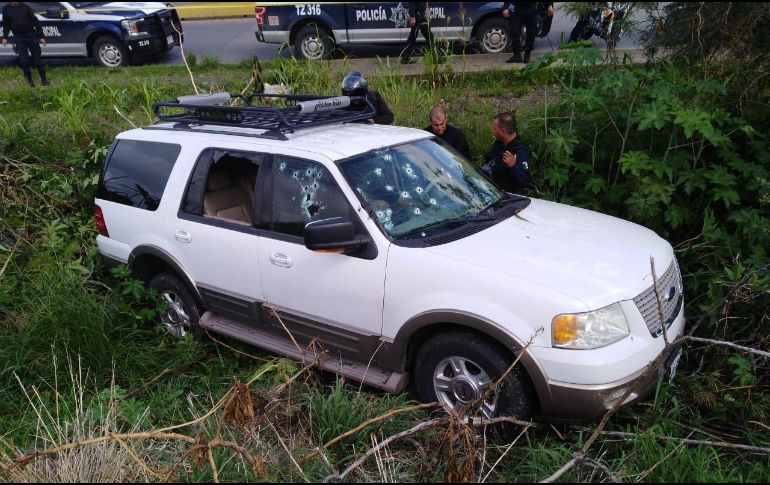 Elementos encontraron dentro del Ford Expedition a un hombre con una herida de bala, además de dos menores de tres y 11 años, lesionados por el impacto de cristales. ESPECIAL / Policía de Tlajomulco