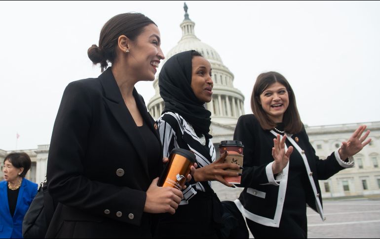 Las congresistas Alexandria Ocasio-Cortez (i) e Ilhan Omar (c) son parte del grupo de demócratas liberales relativamente jóvenes, que integran por primera vez la Cámara de Representantes. AFP/ARCHIVO