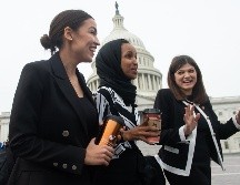 Las congresistas Alexandria Ocasio-Cortez (i) e Ilhan Omar (c) son parte del grupo de demócratas liberales relativamente jóvenes, que integran por primera vez la Cámara de Representantes. AFP/ARCHIVO