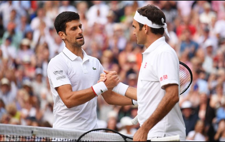 Djokovic (I) y Federer (D) tuvieron que disputar 68 juegos y tres tie-breaks, todos perdidos por el suizo. AFP/L. Griffiths
