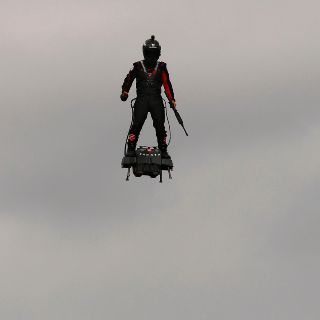 Soldado volador destaca en desfile del Día de la Bastilla