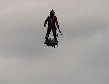 Lo que más cautivó a los espectadores fue el hombre en la tabla, creada por el excampeón de esquí acuático Franky Zapata. AFP / L. Bonaventure