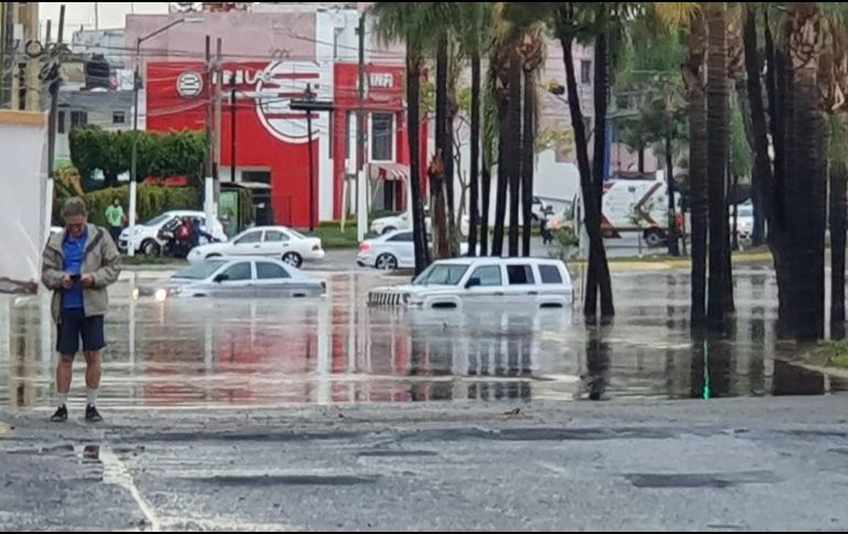 Imagen de la inundación en Av. Patria. EL INFORMADOR
