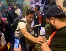 Los jugadores fueron recibidos por decenas de seguidores. EL INFORMADOR/G. Tamayo