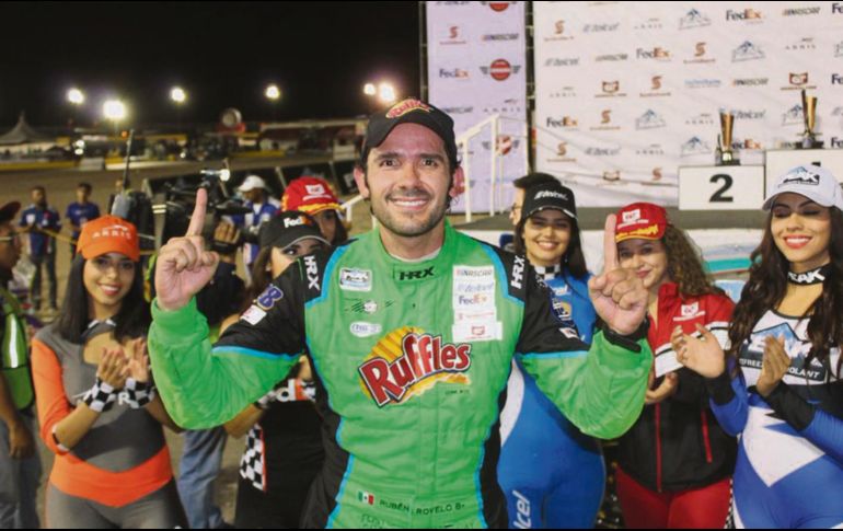 Rubén Rovelo se hizo de la punta en Chihuahua a pocos giros del final de la carrera en el Dorado Speedway. @nascarpeakmx