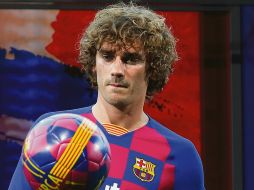 Antoine Griezmann con su nueva playera. AP