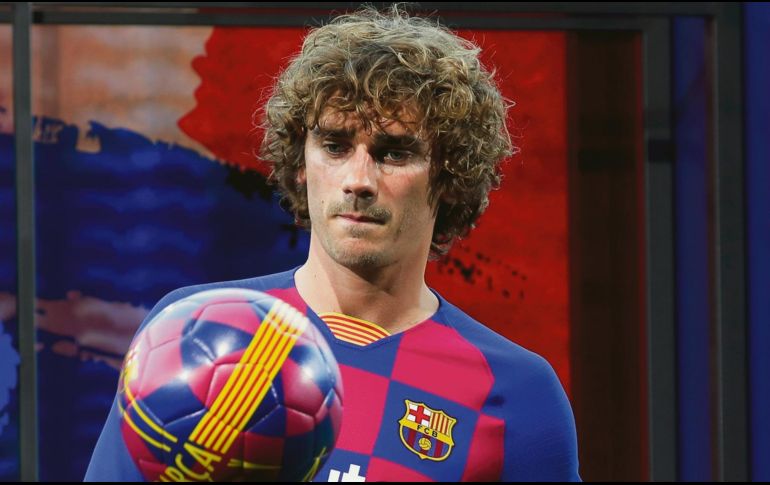 Antoine Griezmann con su nueva playera. AP