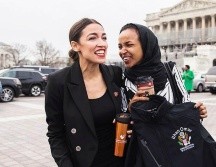 Ayer domingo, Trump pidió a un grupo de congresistas, entre ellas Ilhan Omar (der) y Alexandria Ocasio-Cortez (izq) que regresaran al país del que vinieron. INSTAGRAM / ocasio201