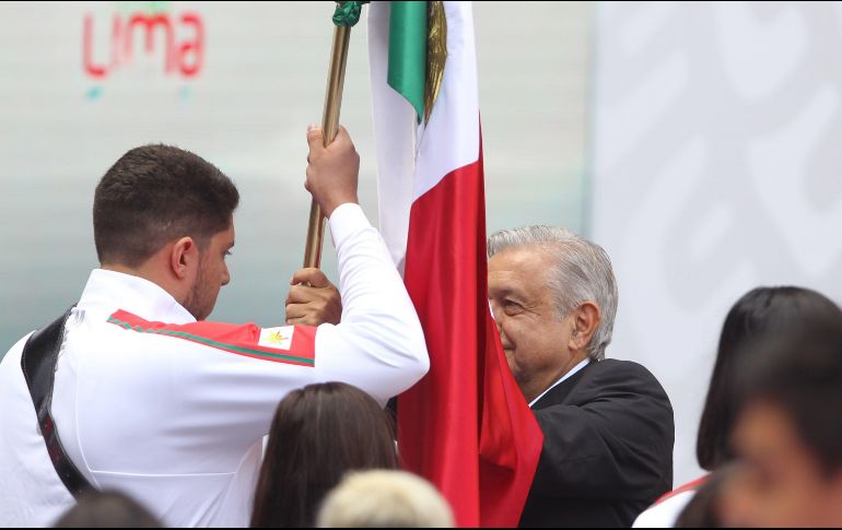 El jalisciense Jorge Orozco, de tiro deportivo, recibió la insignia nacional en la escolta donde también partició la frontenista Laura Puentes. NTX / G. Granados